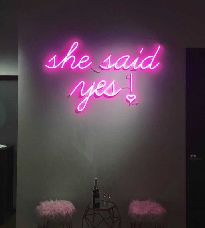 SHE SAID YES Neonreclame